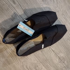 Black TOMS